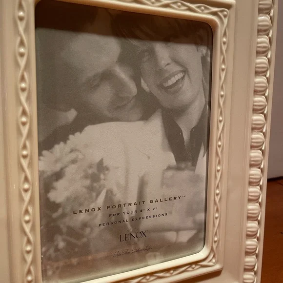 NWT LENOX Portrait Gallery 5x7 Ceramic Frame Ivory - Picture 4 of 6